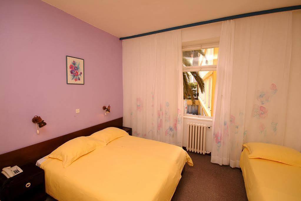 Hotel Istra Раб Екстериор снимка